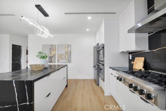 2115 W Clark Avenue, Burbank, CA 91506