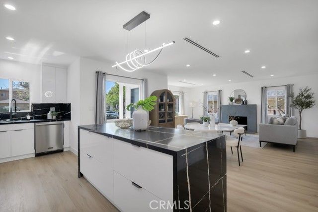 2115 W Clark Avenue, Burbank, CA 91506