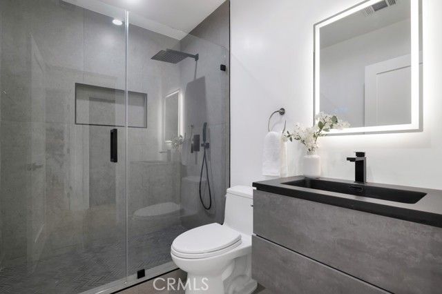 2115 W Clark Avenue, Burbank, CA 91506