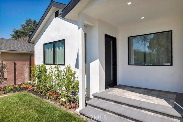 2115 W Clark Avenue, Burbank, CA 91506