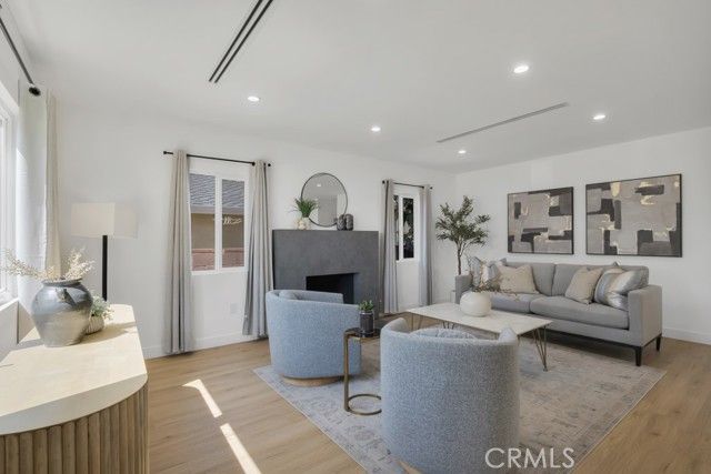 2115 W Clark Avenue, Burbank, CA 91506