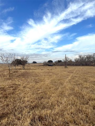 505 Engelke RD, Kingsbury, TX 78638
