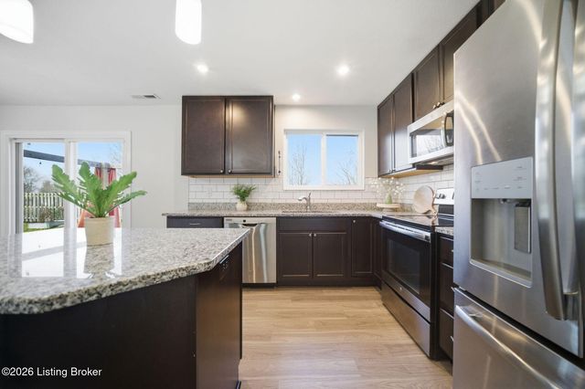 115 Ledgestone Ct, Shepherdsville, KY 40165