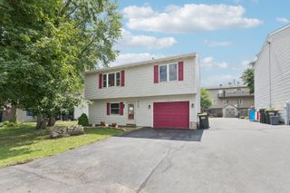 317 W Riverside Drive, Mchenry, IL 60051