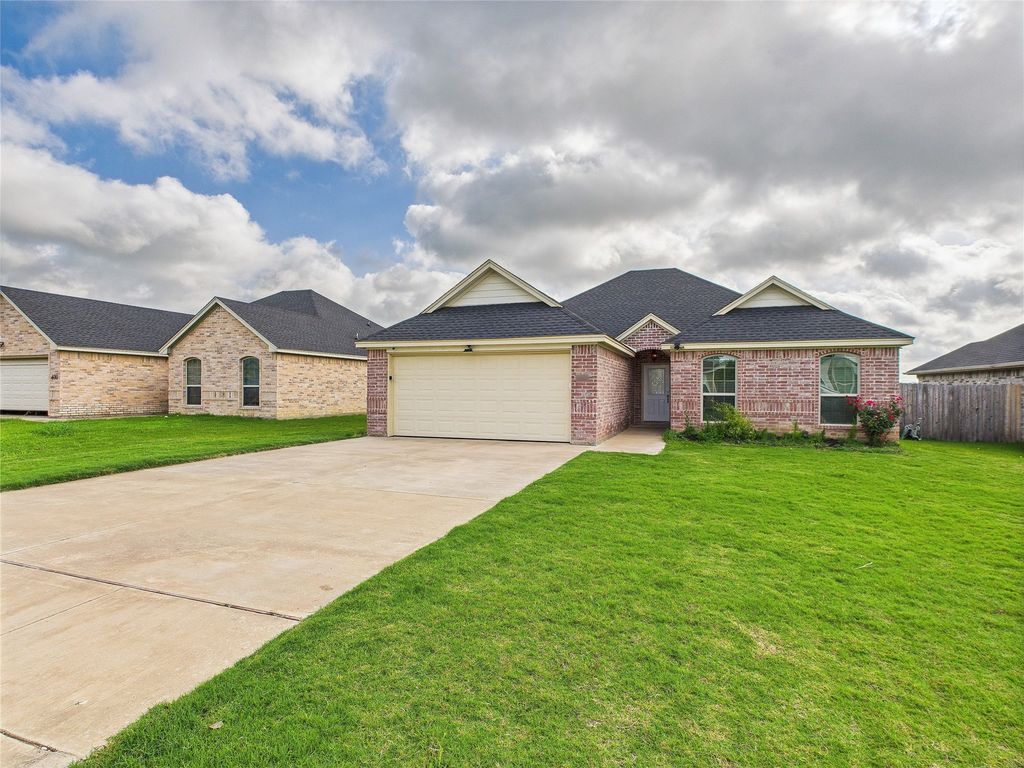 398 Blakney Street, Cleburne, TX 76031