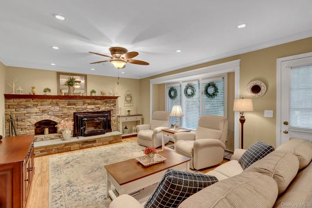 9 Briar Path, East Setauket, NY 11733