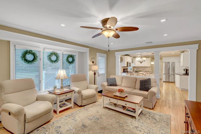 9 Briar Path, East Setauket, NY 11733