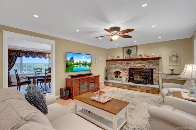 9 Briar Path, East Setauket, NY 11733