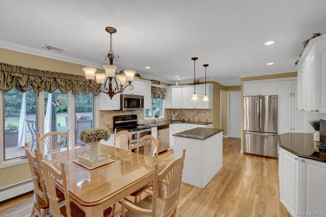 9 Briar Path, East Setauket, NY 11733