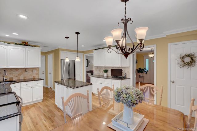 9 Briar Path, East Setauket, NY 11733