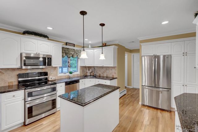 9 Briar Path, East Setauket, NY 11733