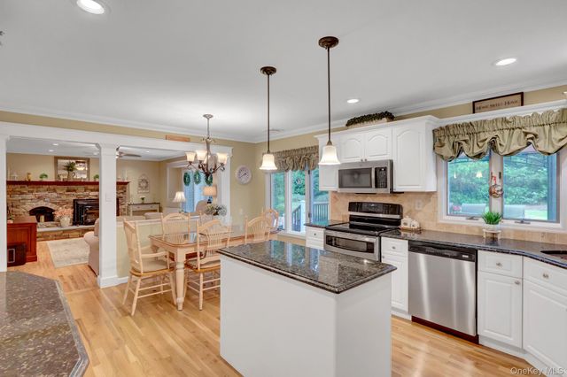 9 Briar Path, East Setauket, NY 11733