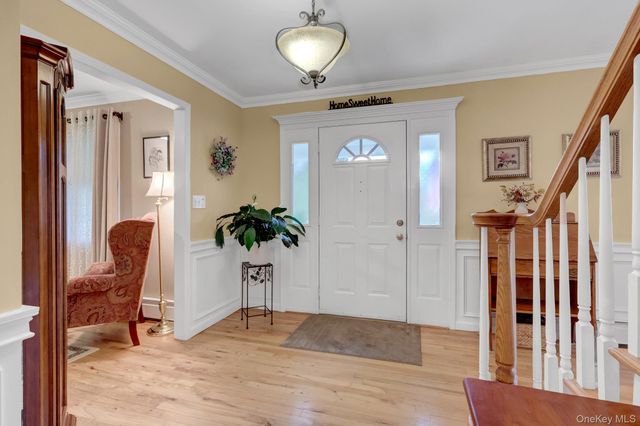 9 Briar Path, East Setauket, NY 11733