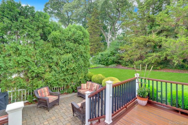 9 Briar Path, East Setauket, NY 11733