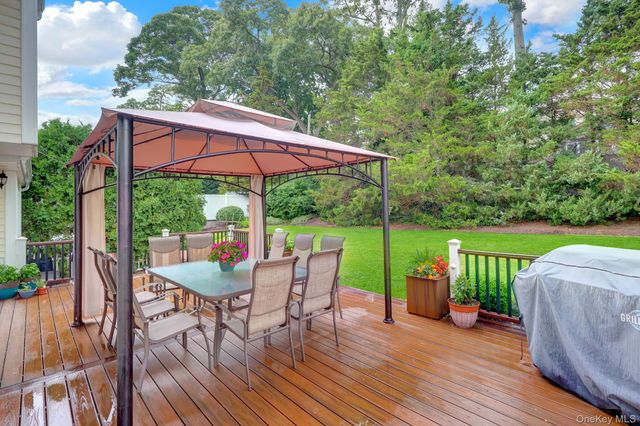 9 Briar Path, East Setauket, NY 11733