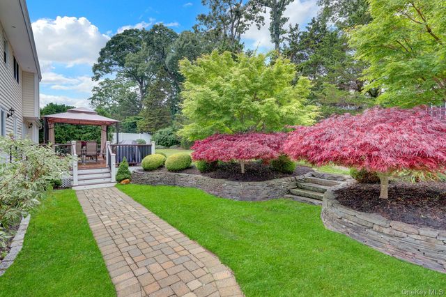 9 Briar Path, East Setauket, NY 11733
