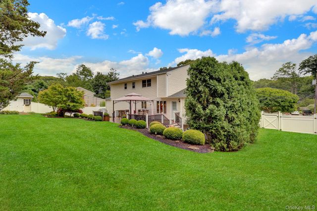 9 Briar Path, East Setauket, NY 11733