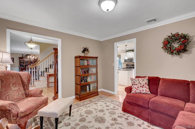 9 Briar Path, East Setauket, NY 11733