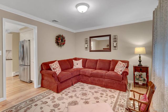 9 Briar Path, East Setauket, NY 11733