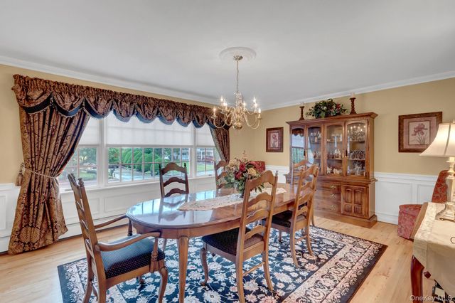 9 Briar Path, East Setauket, NY 11733
