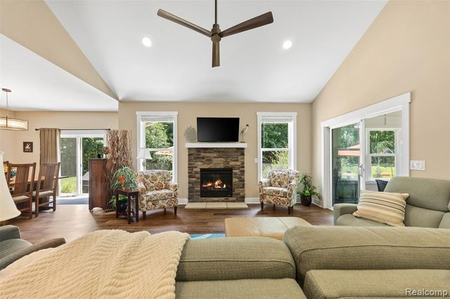12423 Sugar Maple Drive, Fenton, MI 48430