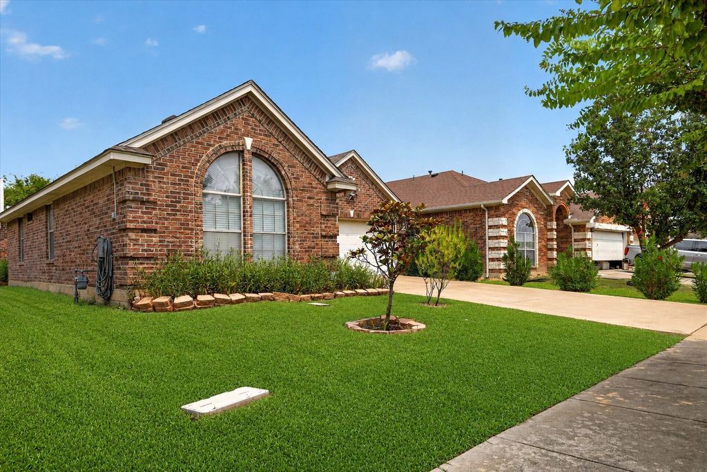 8955 River Falls Drive, Fort Worth, TX 76118 — photo 2