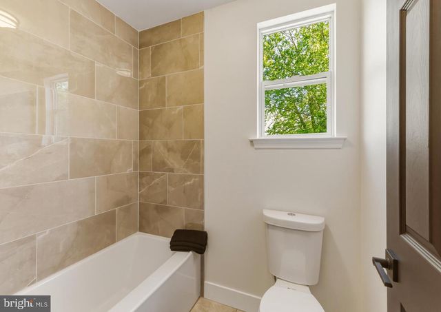 1 BANFF DR, Mullica Hill, NJ 08062