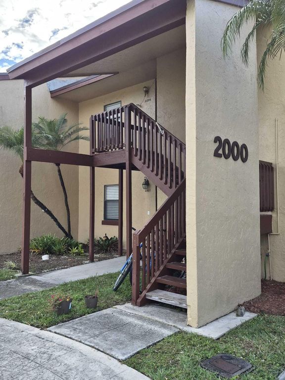 2006 Lakeview Drive W, Royal Palm Beach, FL 33411