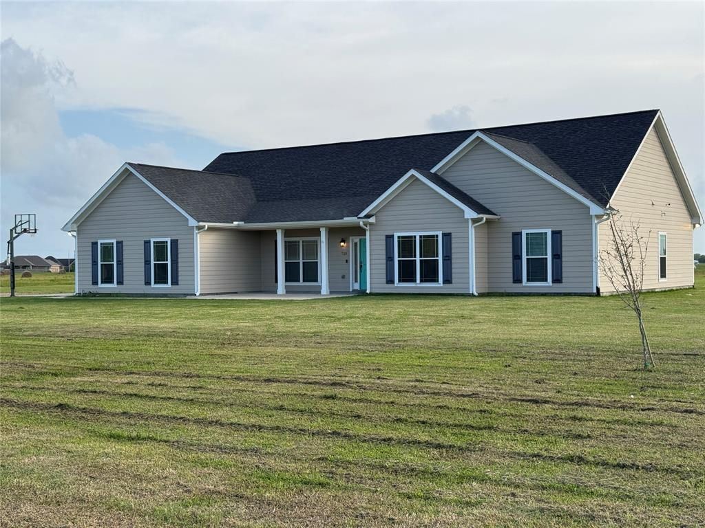 723 Sandy Corner Road, El Campo, TX 77437