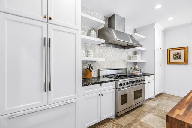 145 BAY POINT DRIVE NE, St Petersburg, FL 33704