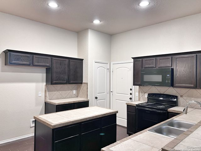 565 Creekside Circle, New Braunfels, TX 78130