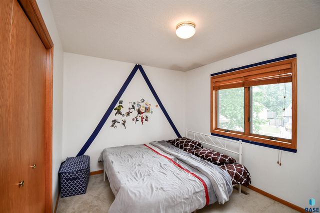 5008 S Twin Ridge Rd Road, Sioux Falls, SD 57108