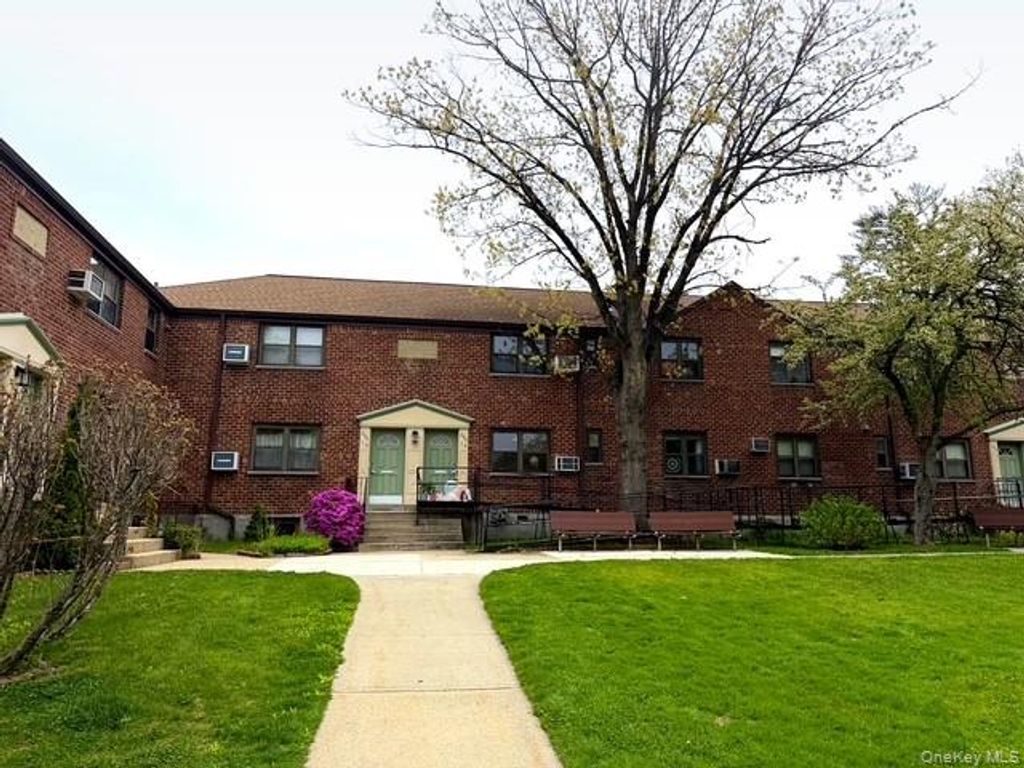 24614 57th Drive G8, Douglaston, NY 11362