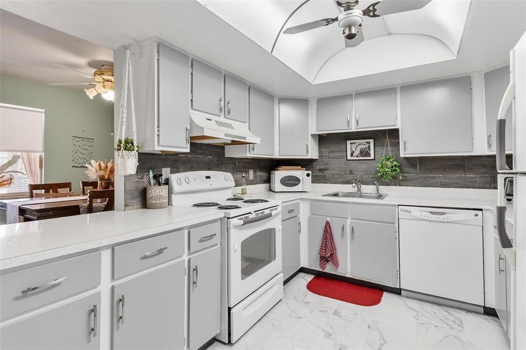 Image 14 of property listing at 574 MIDWAY DRIVE B, Ocala, FL 34472