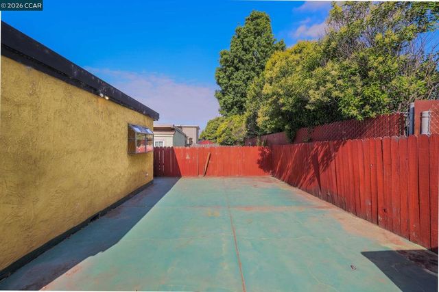 2415 Maine Ave, Richmond, CA 94804
