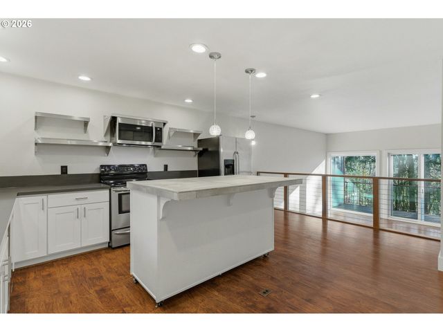 4 TOUCHSTONE 120, Lake Oswego, OR 97035