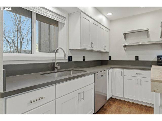 4 TOUCHSTONE 120, Lake Oswego, OR 97035