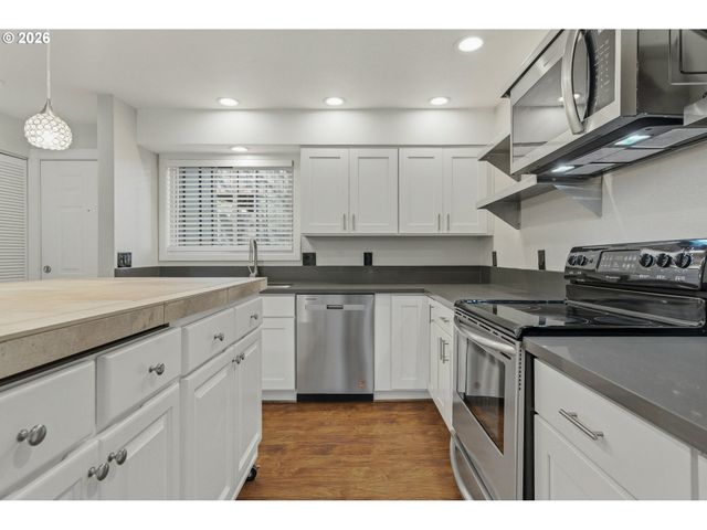 4 TOUCHSTONE 120, Lake Oswego, OR 97035
