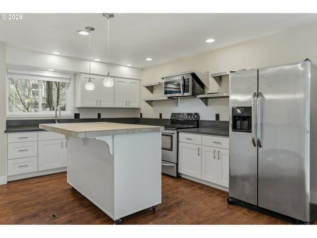 4 TOUCHSTONE 120, Lake Oswego, OR 97035