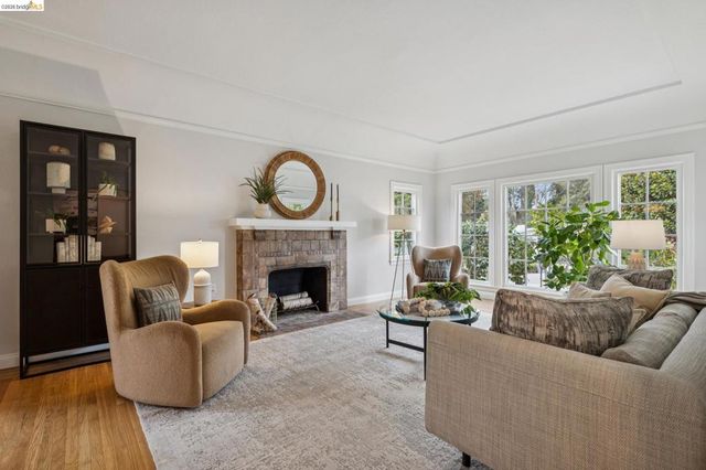 8 Hopkins Ct, Berkeley, CA 94706