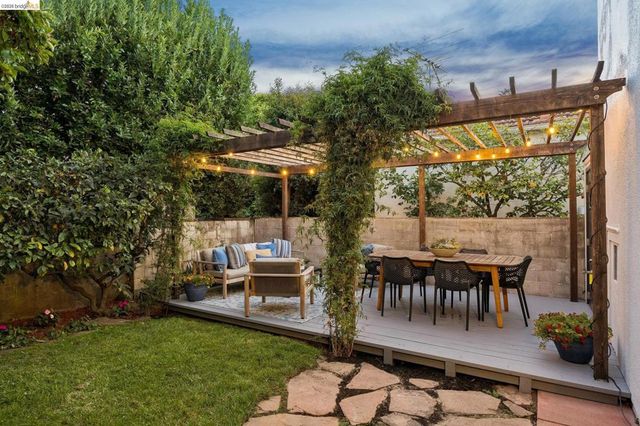 8 Hopkins Ct, Berkeley, CA 94706