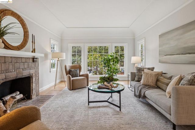 8 Hopkins Ct, Berkeley, CA 94706