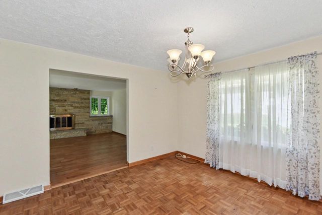 1025 W Cumberland DRIVE, Waukesha, WI 53186