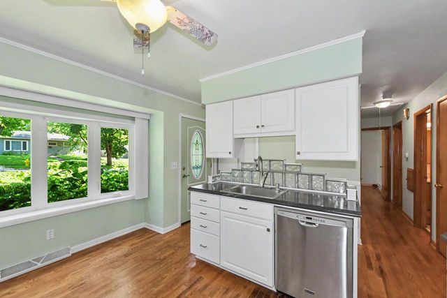1025 W Cumberland DRIVE, Waukesha, WI 53186
