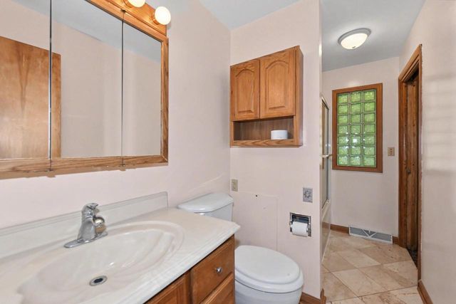 1025 W Cumberland DRIVE, Waukesha, WI 53186