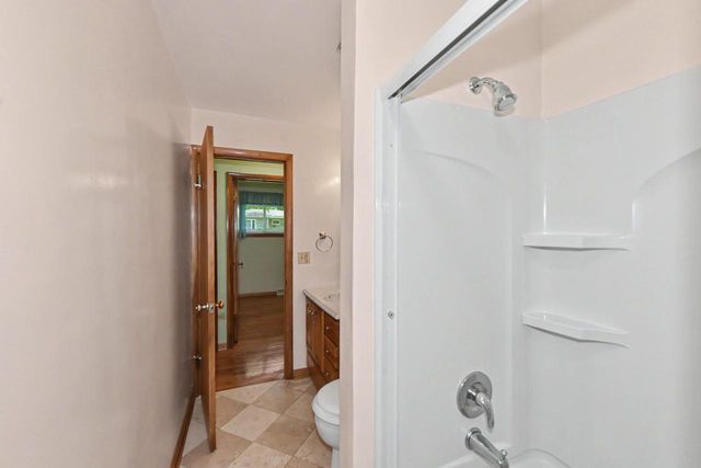 1025 W Cumberland DRIVE, Waukesha, WI 53186