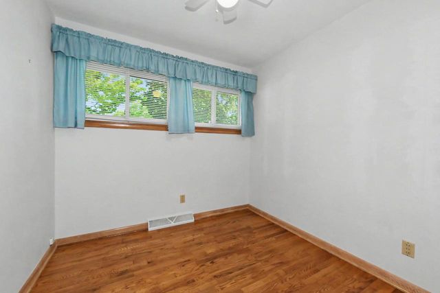 1025 W Cumberland DRIVE, Waukesha, WI 53186