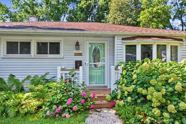 1025 W Cumberland DRIVE, Waukesha, WI 53186