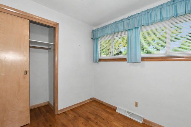 1025 W Cumberland DRIVE, Waukesha, WI 53186