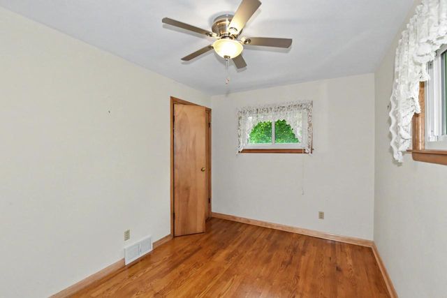 1025 W Cumberland DRIVE, Waukesha, WI 53186